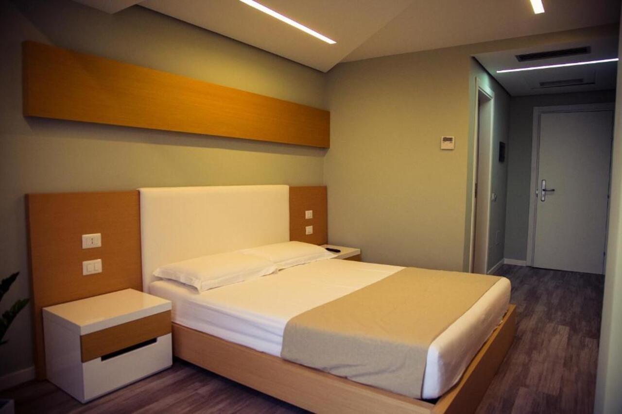 Hotel Bologna Vlorë エクステリア 写真