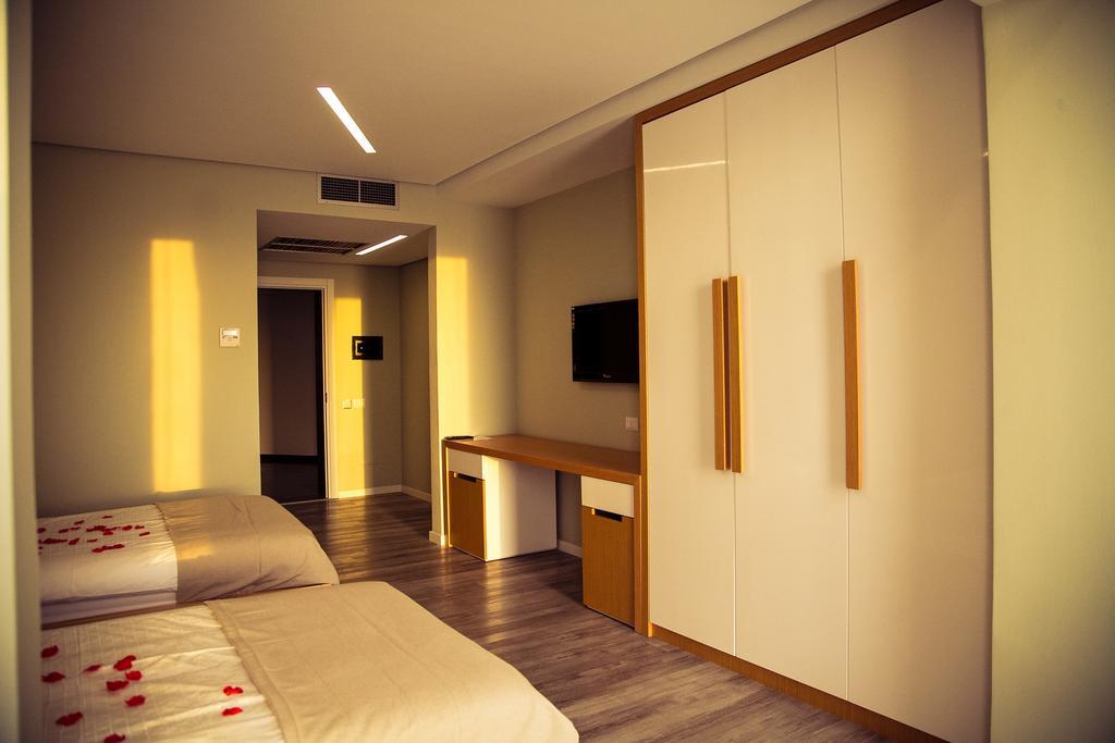 Hotel Bologna Vlorë エクステリア 写真
